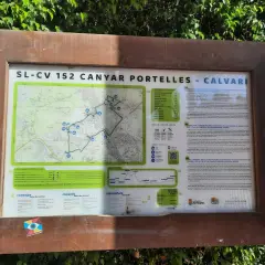 Panel informativo del parque municipal El Cañar de les Portelles, con mapa de ruta y consejos para senderistas.