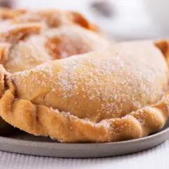 Flaons de Morella, dulces tradicionales cubiertos de azúcar, listos para disfrutar.
