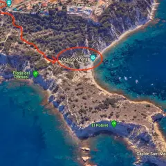 Ruta marcada desde Creu del Portitxol hasta la pintoresca Cala Sardinera, con aguas cristalinas y acantilados.