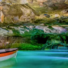 Un paseo en barca por las cuevas de San José, con formaciones rocosas y agua turquesa iluminada.