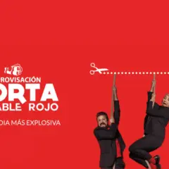 Improvisación "Corta el cable rojo" en Valencia. Tres actores cuelgan de cuerdas, uno a punto de ser cortado.