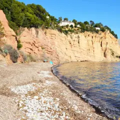 La playa de la solsida, con sus acantilados rojizos y aguas cristalinas, invita a la calma.