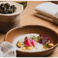 Plato de pescado con remolacha y espuma, aceitunas marinadas. ¡Una delicia para saber qué comer en Valencia!