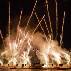 Espectacular castillo de fuegos artificiales ilumina la noche en la feria de julio de Valencia, creando un ambiente festivo y mágico.