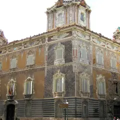 Fachada ornamentada del Museo de Cerámica de Valencia, con detalles en mármol y balcones de hierro forjado.