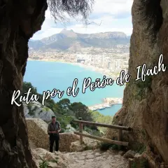 Hombre en la ruta calpe, con vistas al mar y al Peñón de Ifach.