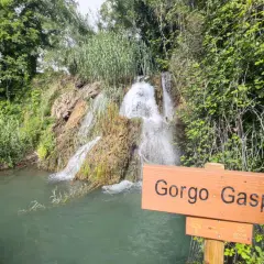 Cascada en la ruta de las 3 cascadas, con un cartel de madera que dice "Gorgo Gaspar".