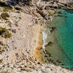 Vista aérea de la cala Tío Ximo, con aguas cristalinas y rocas. Un lugar perfecto para desconectar.