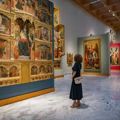 Una mujer admira un retablo gótico en uno de los museos de Valencia.