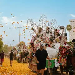 La batalla de las flores Valencia en pleno apogeo. Carrozas adornadas, gente lanzando flores y un ambiente festivo.
