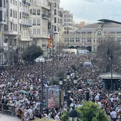 Multitudinaria **mascletà en Valencia**. Miles de personas abarrotan la calle para disfrutar del espectáculo pirotécnico.