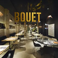 El interior moderno de **el bouet valencia**, con mesas listas para cenar y un ambiente elegante.