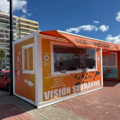 Puesto de venta de billetes para el submarino en las fiestas de Tabarca. Ofrecen viajes con visión submarina y travesías de 25 minutos.
