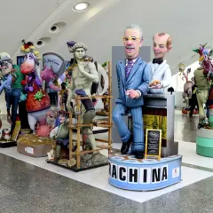 Exposición del ninot con figuras satíricas, incluyendo una parodia de David, políticos y animales. ¡Una obra maestra de la crítica social!