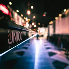El logo "ÚNICO VALENCIA" brilla en la barra de un local, invitando a disfrutar del tardeo.