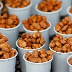 Vasos llenos de horchata y fartons, comida típica de Valencia.