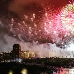 Espectacular noche de fuegos artificiales ilumina el cielo de Valencia. Multitudes observan la fiesta desde las calles.