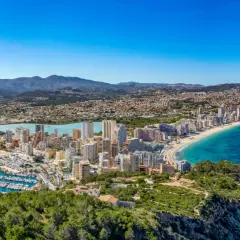Vista panorámica de Calpe, donde se encuentra la costa de Alicante, con su puerto deportivo, playas y edificios modernos.