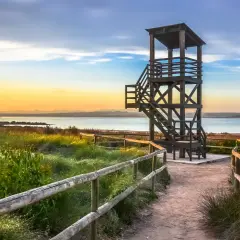 Torre de observación en el parque natural de las lagunas de La Mata y Torrevieja, al atardecer.
