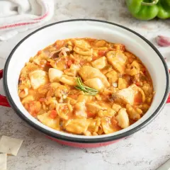 Gazpacho de mero Santa Pola, un plato marinero con trozos de pescado, pimientos y tomate en una cazuela roja.