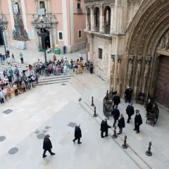 Hombres con togas se reúnen ante la puerta de la Catedral de Valencia, donde se celebra el tribunal de las aguas de Valencia.