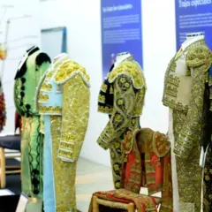 Trajes de luces exhibidos en el museo taurino valencia, con bordados dorados y colores vibrantes.