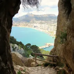 Vista desde la altura del Peñón de Ifach, con el mar turquesa y la costa de Calpe.