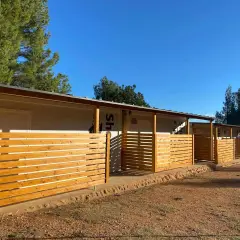 Cabañas modernas con vallas de madera en el campamento La Serrana. Un lugar ideal para desconectar en la naturaleza.