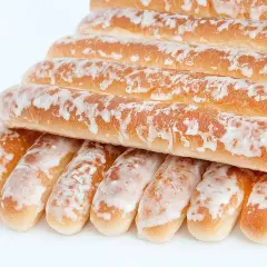 Dulces típicos de Valencia: barritas doradas cubiertas de glaseado blanco, apiladas en una pirámide.