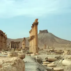 Ruinas de los covetes dels moros, con columnas y restos de edificios antiguos en un paisaje desértico.
