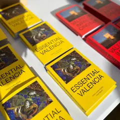 Libros "Essential Valencia" y "Valencia Imprescindible" listos para explorar los monumentos de Valencia.