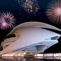 Espectacular noche de fuegos artificiales sobre el Hemisfèric de Valencia, un castillo de luz y color.