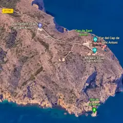 Vista aérea del cabo de San Antonio, mostrando el faro, miradores y el Illot de la Mona. Se ve la carretera CV-7362 y el aparcamiento.