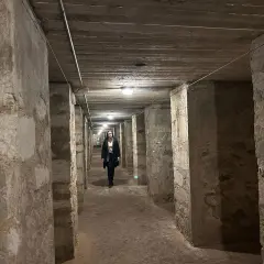 Una mujer camina por un túnel de refugio antiaéreo de la guerra civil en Alicante.