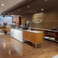 Interior de una tienda de chocolates Valor, con vitrinas, estanterías y el logo de la fábrica.