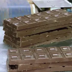 Barras de chocolate recién hechas en la fábrica de chocolate Villajoyosa.