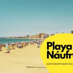 La playa de los náufragos, llena de sombrillas y gente disfrutando del sol y el mar.