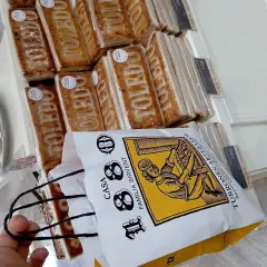 Bolsa de turrones 1880 con el logo de Casa Familia Sirvent. Varios turrones de Toledo envasados individualmente.