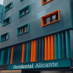 Fachada moderna del hotel Occidental Alicante con ventanas de colores y lamas verticales naranjas y turquesas.