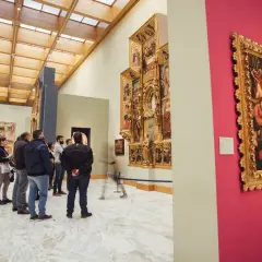 Visitantes admiran obras de arte en el museo de bellas artes valencia.