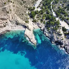Vista aérea del racó del conill, una cala escondida con aguas cristalinas y rocas escarpadas.