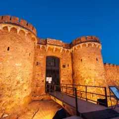 Impresionante entrada a uno de los castillos de la Comunidad Valenciana, iluminado al anochecer.