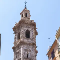Torre barroca de Santa Catalina en Valencia, con detalles ornamentales y arcos.