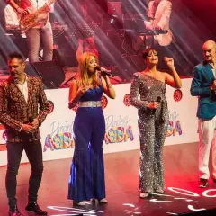 Actuación de "Mamma Mia" en Valencia con un grupo tributo a ABBA. ¡Noche de música y brillo!