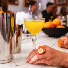 Un vaso de agua de valencia, con su vibrante color naranja, listo para ser disfrutado.