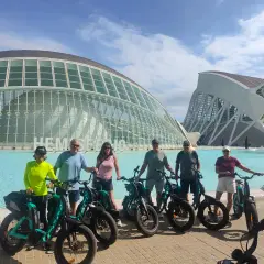 Grupo disfrutando de un fietstour Valencia frente a la Ciudad de las Artes y las Ciencias.