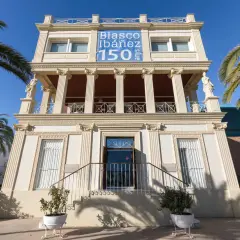 La casa museo Blasco Ibáñez, con palmeras y un cielo azul, celebra los 150 años del escritor.