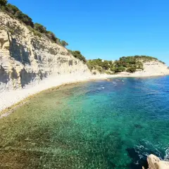 Aguas cristalinas y acantilados en la cala llobella, un paraíso mediterráneo.