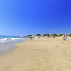 Arena dorada, mar azul y gente disfrutando del sol en las tres playas de Alcossebre.