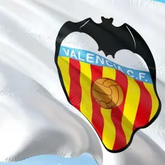 El escudo Valencia ondea orgulloso en una bandera blanca, mostrando el murciélago y las franjas rojas y amarillas.